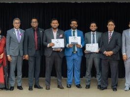 ටෝස්ට්මාස්ටර්ස් කථන තරඟාවලියේ ත්යාග ප්රදානය.