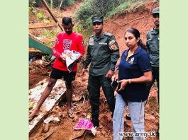 ආපදා මෙහෙයුම් අතරතුර යුද්ධ හමුදා භට පිරිස් සුන්බුන් අතරින් සොයාගත් මුදල් සහ රන් භාණ්ඩ හිමිකරුට භාරදෙයි.